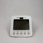 ترموستات دیجیتال فن‌کویل هانیول TF228WN با نمایشگر LCD